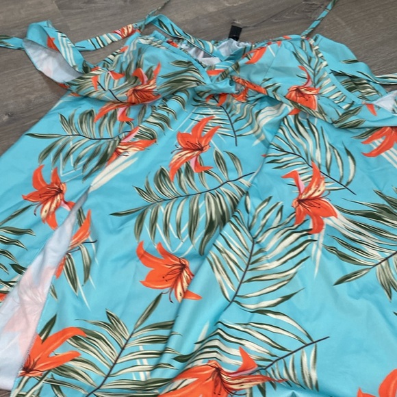 🌸Tropical Dress with side slits and tie back sexy fun for vacation size large - Picture 4 of 7